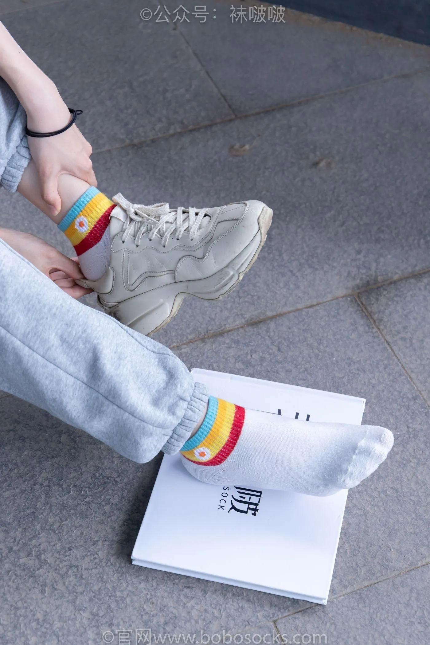 [BoBoSocks袜啵啵]NO.012 泡芙-运动鞋、白棉袜、裸足 [132P]插图2